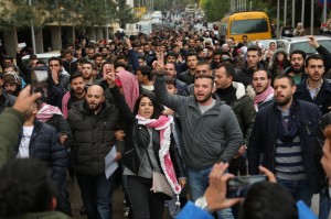 طلبة "البترا" ينظمون وقفة اعتزاز بجامعتهم