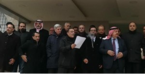 المحامون يعتصمون امام نقابتهم رفضاً لتمديد مدة مجلسهم لـ(3) سنوات