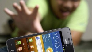 100 ألف دولار لمن يتخلّى عن هاتفه عام كامل .. !