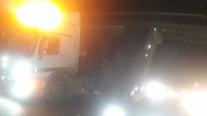 بالصور .. اصطدام قلاب بجسر المشاه أمام مديرية الأمن العام بالعاصمة عمان