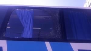 بالصور.. استهداف حافلة لشركة جت بالحجارة وبداخلها ركاب على جسر معان مساء اليوم