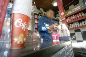 إغلاق 300 محل بيع قهوة مخالفة بـ3 أشهر