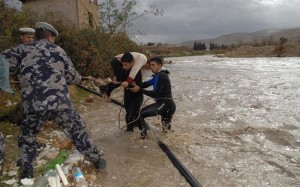 إربد .. أمطار غزيرة واخلاء عائلة داهمت المياه منزلها