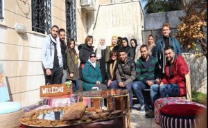 طلبة جامعة البترا ينتجون تصاميم جمالية لأثاث جمعية خيرية باستغلال مواد مهملة