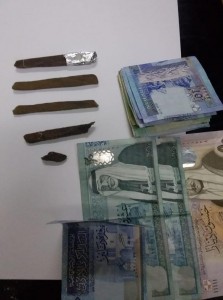 بالصور .. شخص يروج للمخدرات عبر مواقع التواصل الإجتماعي في قبضة الأمن