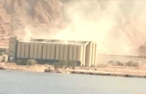 بالصور .... بدء هدم صوامع الحبوب القديمة في العقبة