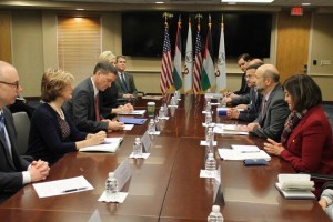 الرزاز من واشنطن: الأردن دخل مرحلة عنوانها خلق فرص العمل