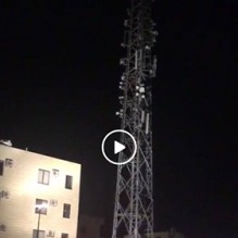 بالفيديو ...شاب يهدد بالانتحار من اعلى برج للاتصالات في اربد ...والامن ينجح بثنيه