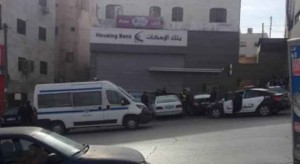 تفاصيل سطو مسلح على بنك في المنارة بعمان: مسدس صوت وملثم بحطة و9700 دينار