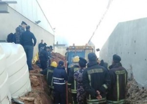 انتشال جثة احد الاشخاص من تحت الردم في حادثة سحاب