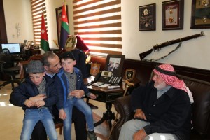 طفلان توأمان يساعدان الأمن العام في كشف قضية !! والحمود يستقبلهم في مكتبه؟