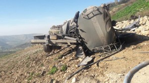 بالصور ... إصابة بتدهور صهريج في منطقة مرج الحمام بالعاصمة عمان