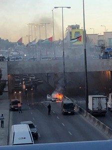 بالصور...أزمة سير خانقة اثر حريق مركبة بالقرب من دوار الشعب في عمان