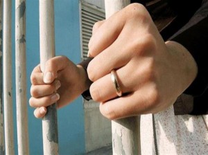 السجن لسيدة قتلت زوجها حرقا بـ الكاز