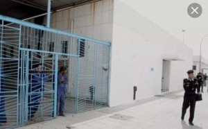 بدء الإفراج عن المشمولين بالعفو العام ..و ذوو النزلاء ينتظرون ابنائهم امام السجون