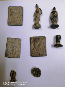 بالصور... القبض على شخصين بحوزتهم تماثيل وقطع تحمل نقوش تاريخية في الزرقاء