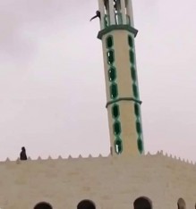 شاب يهدد بالانتحار عن مئذنة في منطقة الهاشمية بالزرقاء