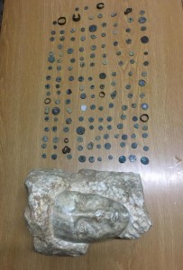 القبض على شخص بحوزته راس تمثال و143 قطعة اثرية قديمة