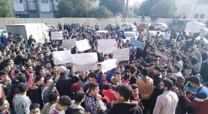 طلبة التوجيهي يعتصمون ضد نظام "الدورة الواحدة" أمام "التربية" في عمّان واربد