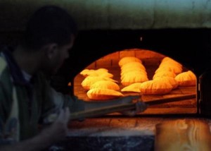 المنخفض یرفع الطلب علی الخبز