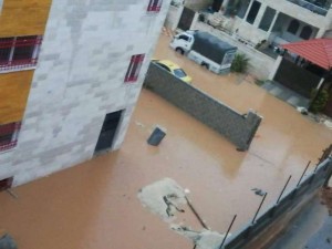 بالصور ... مياه الامطار تداهم منازل مواطنين في العاصمة عمان