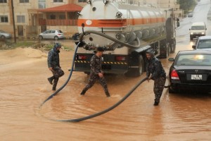 بالصور... قوات الدرك تنقذ سيدة وابنتها في "البنيات" وتخلي منازل داهمتها الأمطار