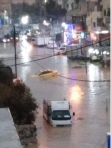 الأمطار تغرق شوارع الرصيفة .. وخسائر كبيرة في المركبات