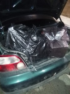 بالصور .. الجمارك تحبط تهريب سجائر أجنبية ومواد مخدرة وسلاح اتوماتيكي