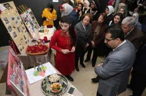 نادي اللغة الإنجليزية بجامعة البترا ينظم معرضًا تعريفيًا عن الثقافات