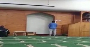 بالفيديو.. المواطن الناجي من حادث نيوزيلندا يرفع أذان صلاة الجمعة بالمسجد