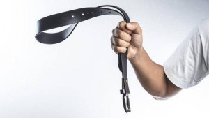 السجن 10 سنوات لثلاثيني ضرب زوجته بـ "حزام" حتى الموت