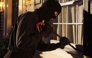 الأمن يكشف هوية "لص" ارتكب عدد من السرقات في الزرقاء