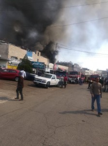 حريق 3 محلات قطع سيارات في اتوستراد الزرقاء