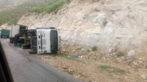 اصابة شخصين اثر انقلاب شاحنة على طريق الشجرة المغير - الوادي