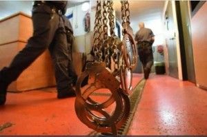 طعن جنديين اسرائيليين في سجن النقب .. واصابة 25 اسيرا