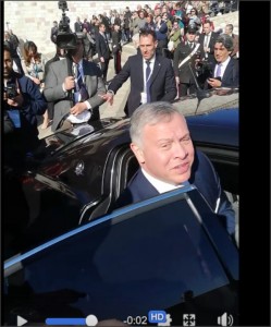 الملك عبدالله الثاني ينزل من سيارته في إيطاليا لأجل شابين...من هما؟!