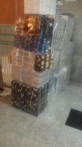 بالصور .. الجمارك تحبط تهريب 750 كروز دخان وكمية من المشروبات الروحية