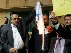 النائب خليل عطية يدعو لمقاطعة المنتجات الأمريكية ردا على صفقة القرن