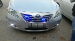 ضبط سائق قام بتركيب "جلاتين و لطاشات" على مقدمة مركبته