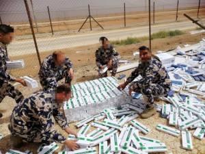 بالصور .. الجمارك الأردنية تحبط تهريب 27 ألف كروز سجائر