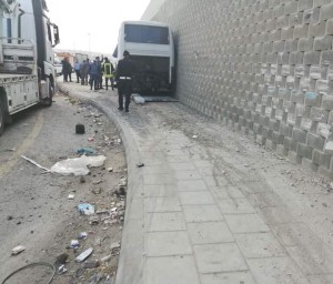 بالصور...إصابة 22 شخص بحادث تصادم حافلة ومركبة في الزرقاء