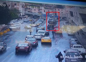 بالصور .. شاخصة آيلة للسقوط بوسط البلد تهدد المركبات .. والأمن يتخذ اجراء