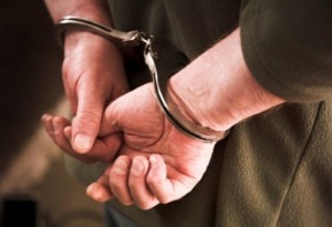 احباط محاولة ثلاثة أشخاص شراء مركبته بشيكات وأوراق مالية مزورة