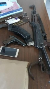 القبض على مطلوب بعد إصابته بتبادل لإطلاق النار مع الامن في البادية الشمالية