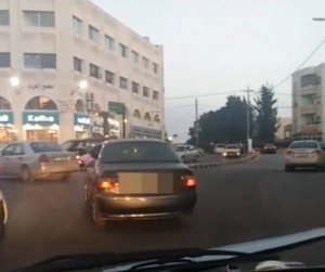 بالفيديو ...ضبط سائق مركبة عرض حياة طفلين للخطر