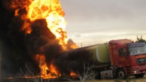 وفاة شخص اثر حادث تدهور صهريج في على الطريق الصحراوي