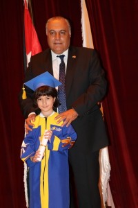 الطفلة المبدعة ليالي ثائر الزعبي تتألق في حفل تخرجها من روضة كلية دي لاسال