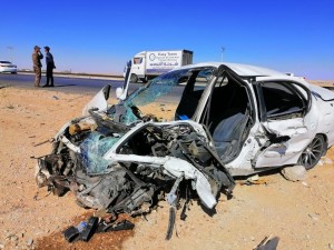 بالصور...5 اصابات بتصادم مركبة وشاحنة على الطريق الصحراوي بسبب تجاوز خاطئ