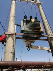 بالصور..إطلاق نار على محوليّ كهرباء يؤدي لانقطاع التيار في مؤتة بالكرك