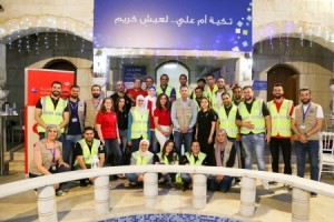 الملكية الأردنية توزع مساعدات غذائية وتقيم مأدبة إفطار لمحتاجين وترعى إحدى موائد الرحمن في تكية أم علي